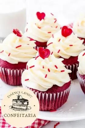 Cupcake Red Velvet com Cobertura de Chantilly com Confeitos e Coração de Pasta Americana - Essence Candy