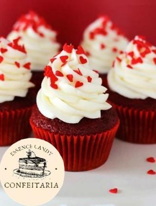 Cupcake Red Velvet com Cobertura de Chantilly com Confeitos de Coração - Essence Candy
