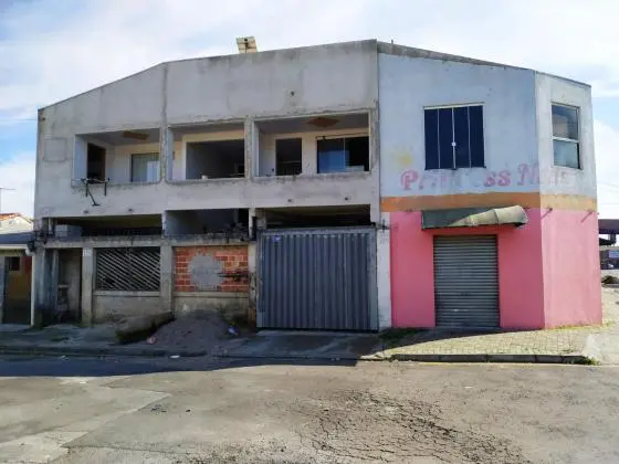 Sobrado 600 m2 com 2 moradias e 4 salas comerciais