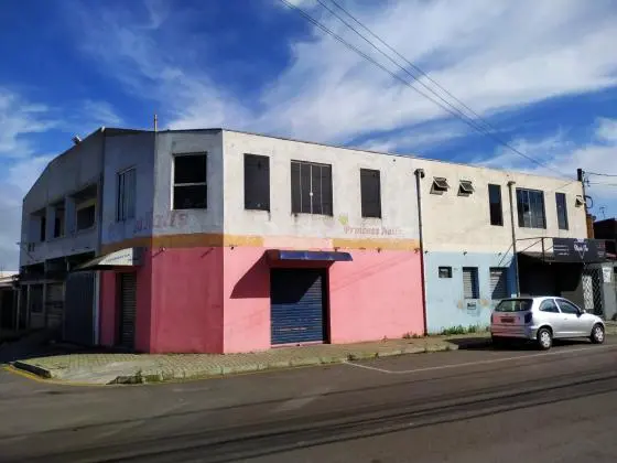 Sobrado 600 m2 com 2 moradias e 4 salas comerciais
