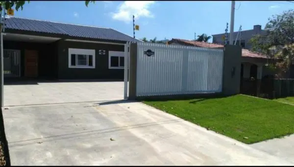 Linda casa com piscina em Caioba - Matinhos/PR
