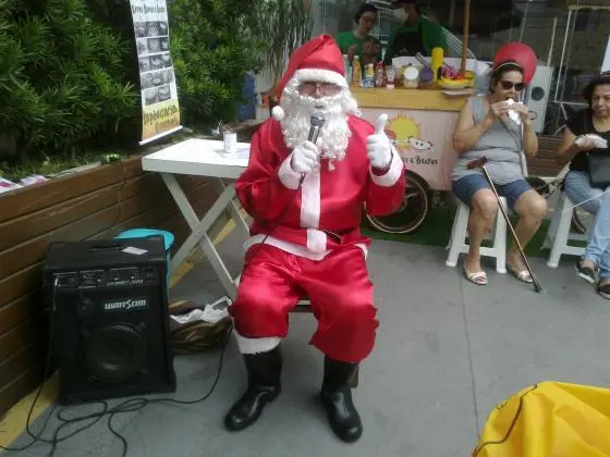 locutor de loja fantasiado de papai Noel, animador de loja e stand imobiliário papai Noel