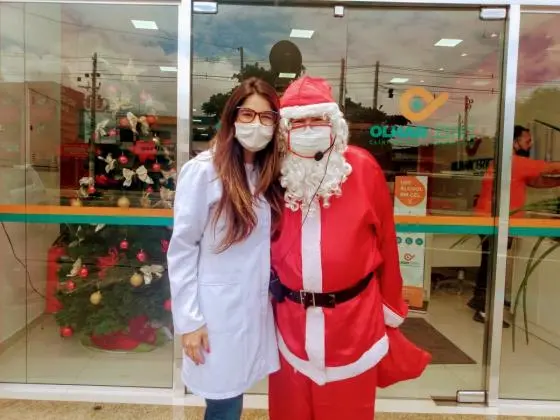 locutor de loja fantasiado de papai Noel, animador de loja e stand imobiliário papai Noel