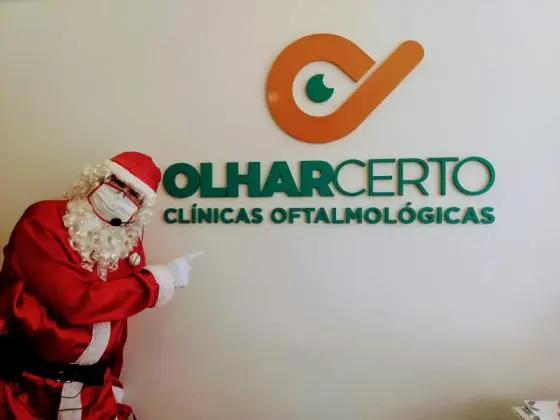 locutor de loja fantasiado de papai Noel, animador de loja e stand imobiliário papai Noel