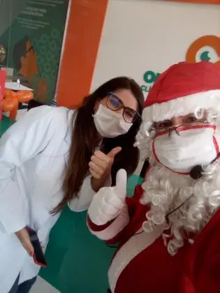 locutor de loja fantasiado de papai Noel, animador de loja e stand imobiliário papai Noel