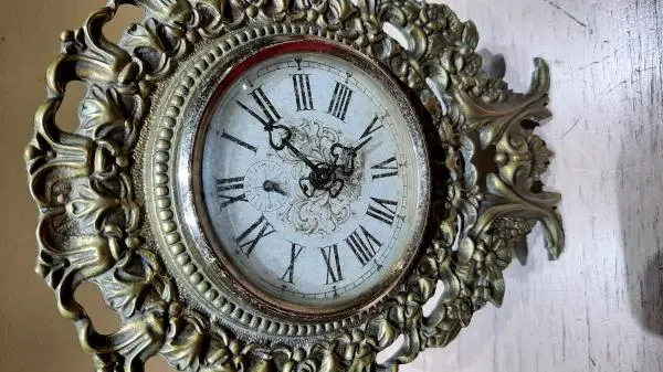 Relógio de  metal bronze raridade