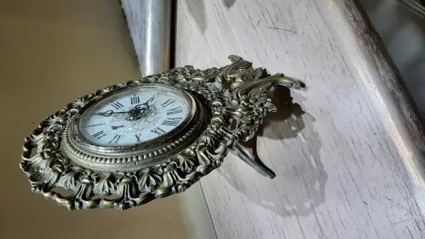 Relógio de  metal bronze raridade