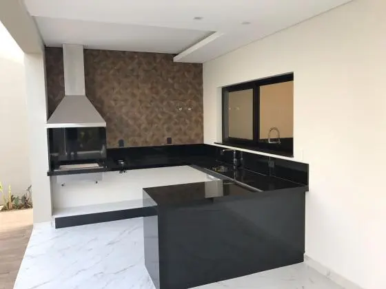 Casa em condomínio fechado com 4 suítes.