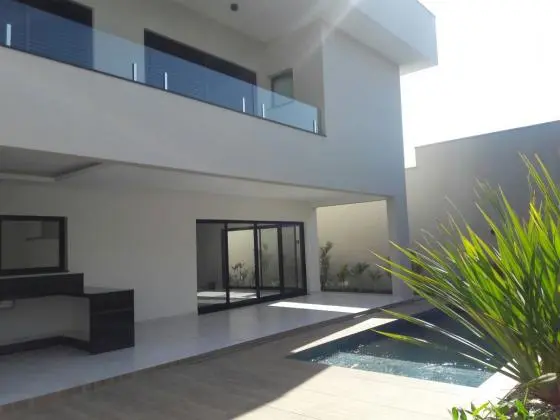 Casa em condomínio fechado com 4 suítes.