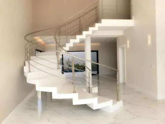 Casa em condomínio fechado com 4 suítes.