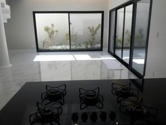 Casa em condomínio fechado com 4 suítes.