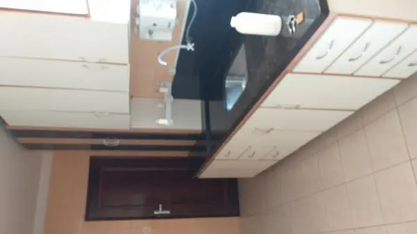 Apartamento de 126m2 com piso todo em granito e com móveis embutidos.