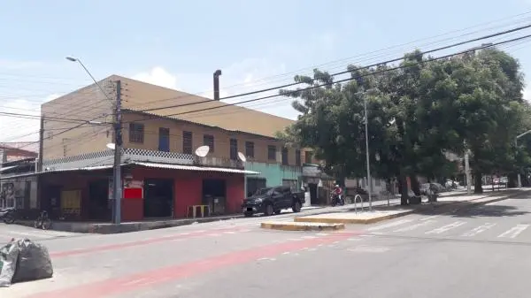 Aluga-se Excelente ponto comercial duplex com área total de 450m2 no Quintino Cunha