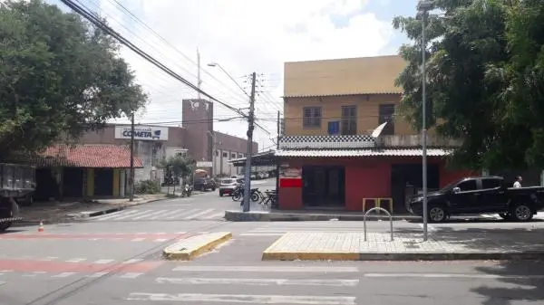 Aluga-se Excelente ponto comercial duplex com área total de 450m2 no Quintino Cunha