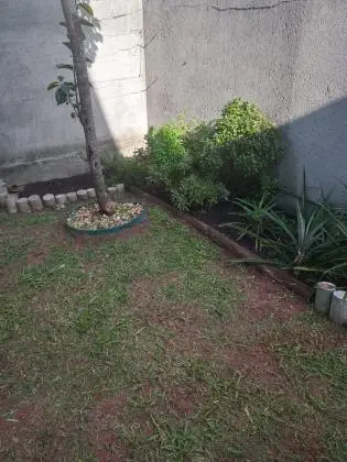 Alugo casa com 3 quartos e 2 banheiros.