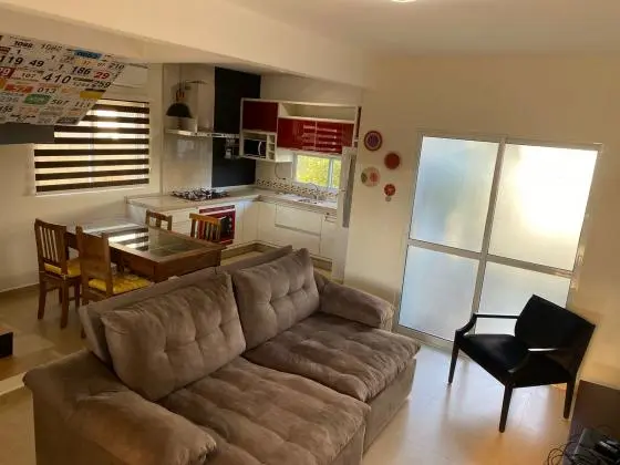 Alugo casa com 3 quartos e 2 banheiros.