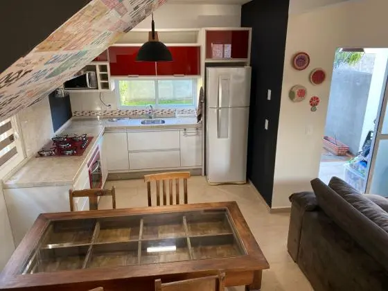 Alugo casa com 3 quartos e 2 banheiros.