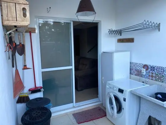 Alugo casa com 3 quartos e 2 banheiros.