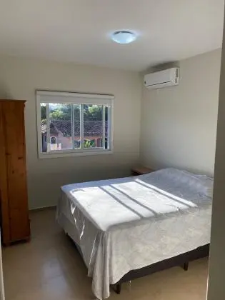 Alugo casa com 3 quartos e 2 banheiros.