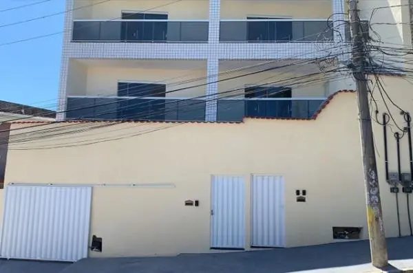 Alugo casa nas Pitangueiras com varanda frontal e quintal fundos.