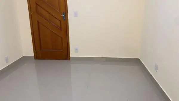 Alugo casa nas Pitangueiras com varanda frontal e quintal fundos.