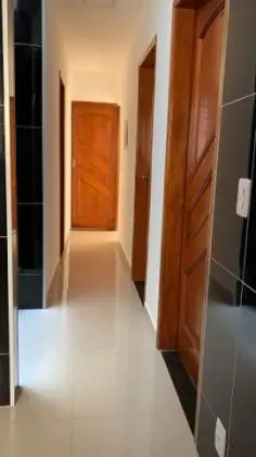 Alugo casa nas Pitangueiras com varanda frontal e quintal fundos.