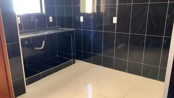 Alugo casa nas Pitangueiras com varanda frontal e quintal fundos.