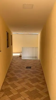 Alugo casa nas Pitangueiras com varanda frontal e quintal fundos.