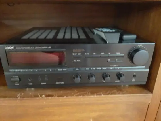Receiver Denon DRA835R é um reciever clássico com 100 watts por canal