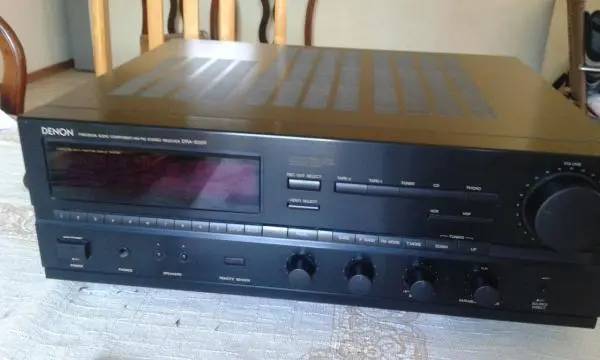 Receiver Denon DRA835R é um reciever clássico com 100 watts por canal