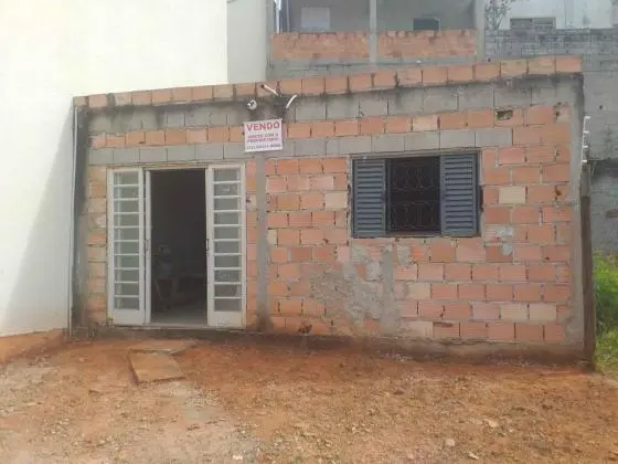 Vendo Um Terreno com Uma Casa Semi acabada  68m2+106, 88M2 livre para construir sendo uma área Total 176, 49Mt