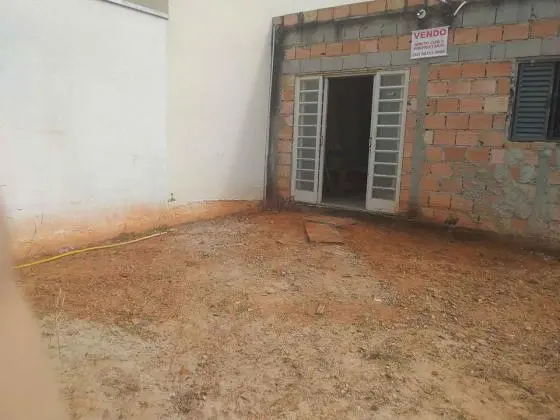 Vendo Um Terreno com Uma Casa Semi acabada  68m2+106, 88M2 livre para construir sendo uma área Total 176, 49Mt