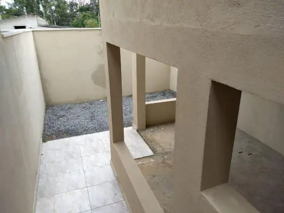Casa nova pronta para morar com amplo salão para seu negócio