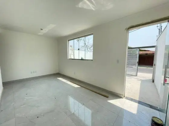 Linda Casa Plana de 3 Quartos com Suíte com 156m2 em Venda Nova.
