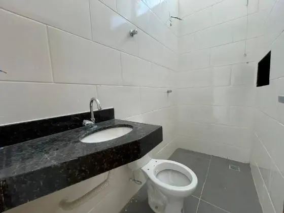 Linda Casa Plana de 3 Quartos com Suíte com 156m2 em Venda Nova.
