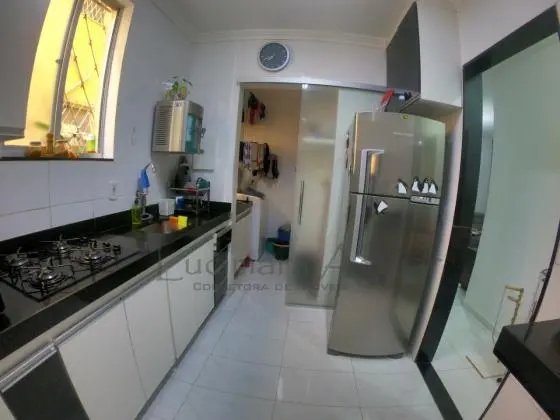 Localizado no bairro Sagrada Família, o apartamento favorece com localização privilegiada e perto de tudo que seu dia a dia precisa.