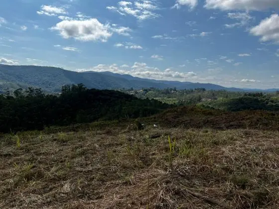 Lançamento em ibiuna próximo ao asfalto