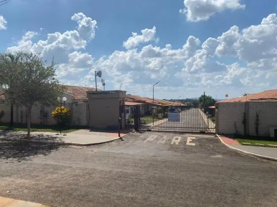 Vendo Casa em Condomínio, Jardim Gardênia, 03 quartos