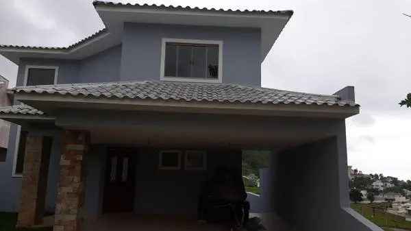 Casa a venda em Macaé RJ. Condomínio