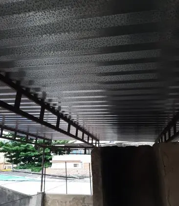 Casa duplex, frente de rua com vagas de garagem  em Piedade-RJ