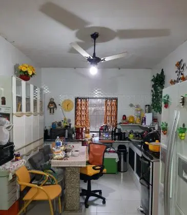 Casa duplex, frente de rua com vagas de garagem  em Piedade-RJ