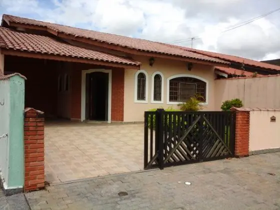 Casa mobiliada - com caução - 3 Dormitórios/1Suíte + Edícula - CT. 30 meses