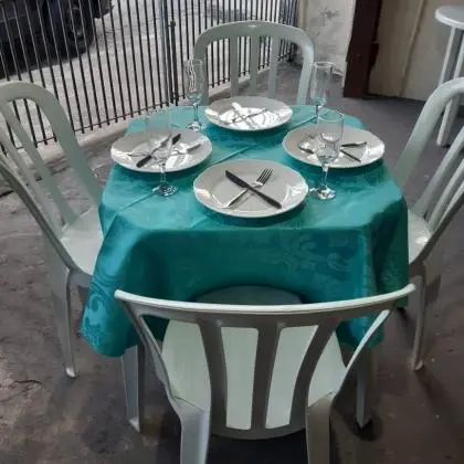 Locação de Jogo de Mesa Quadrada Branca 70x70