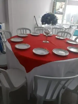 Locação de Jogo de Mesa Redonda de Madeira P/ Até 10 Lugares