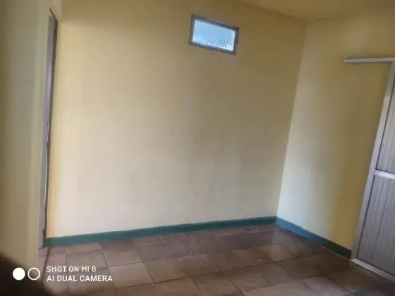 Quitinete simples, em condomínio de casas fechado e vaga de garagem em Cascadura-Rio de Janeiro-RJ