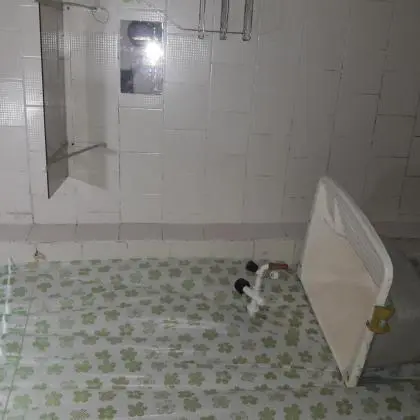 Quitinete simples, em condomínio de casas fechado e vaga de garagem em Cascadura, Rua Padre Telêmaco-Rio de Janeiro-RJ