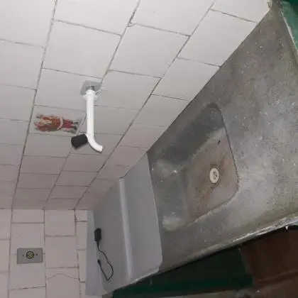 Quitinete simples, em condomínio de casas fechado e vaga de garagem em Cascadura, Rua Padre Telêmaco-Rio de Janeiro-RJ