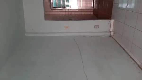Quitinete simples, em condomínio de casas fechado e vaga de garagem em Cascadura, Rua Padre Telêmaco-Rio de Janeiro-RJ