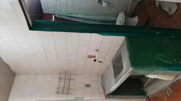 Quitinete simples, em condomínio de casas fechado e vaga de garagem em Cascadura, Rua Padre Telêmaco-Rio de Janeiro-RJ