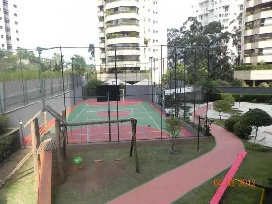 Apartamento em Linda Rua Arborizada.